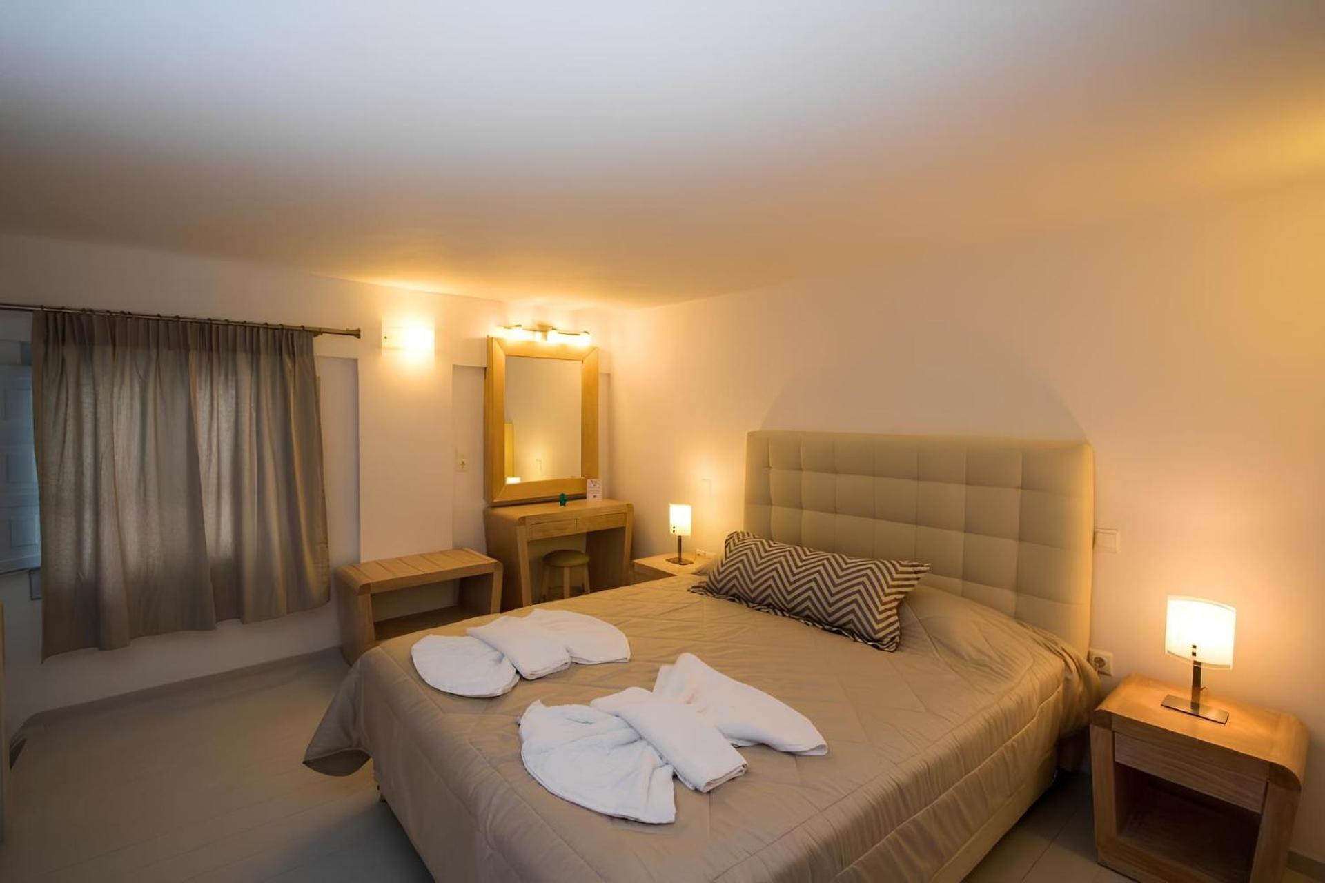 Grand Marionette with Side Sea View