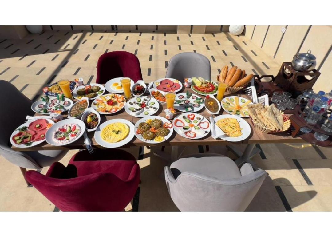 Falcon pyramids inn - Photo 6