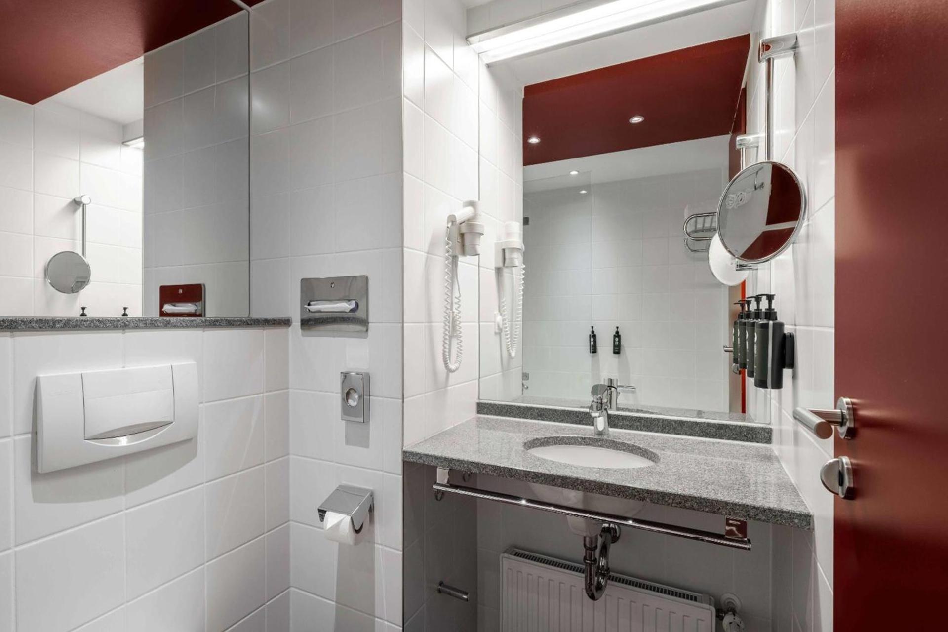 Ramada by Wyndham Essen - Photo 95