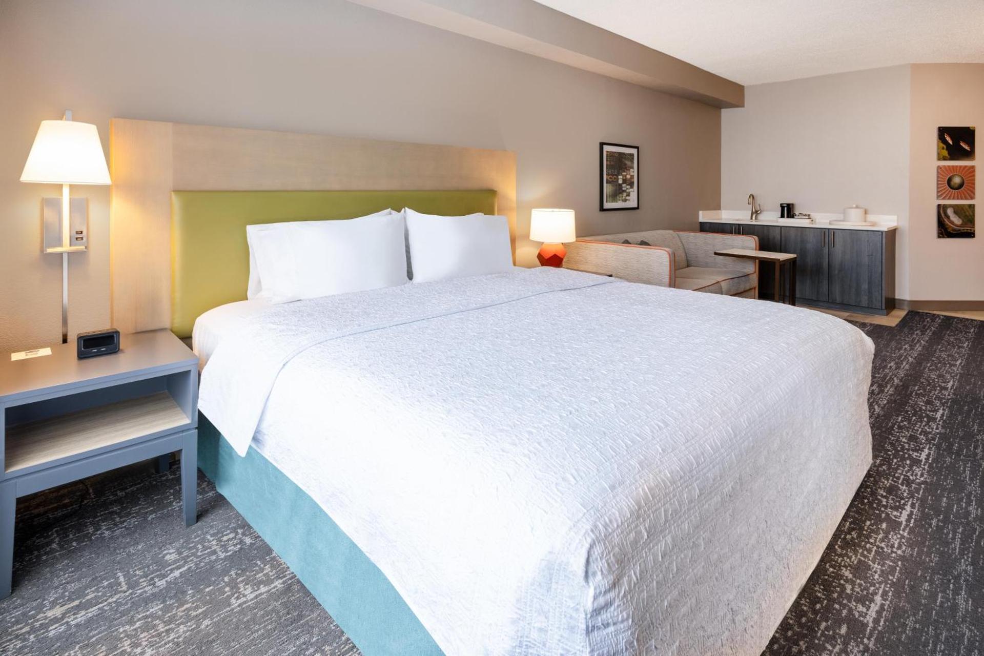 Hampton Inn & Suites By Hilton- Newark Airport Elizabeth - Photo 12