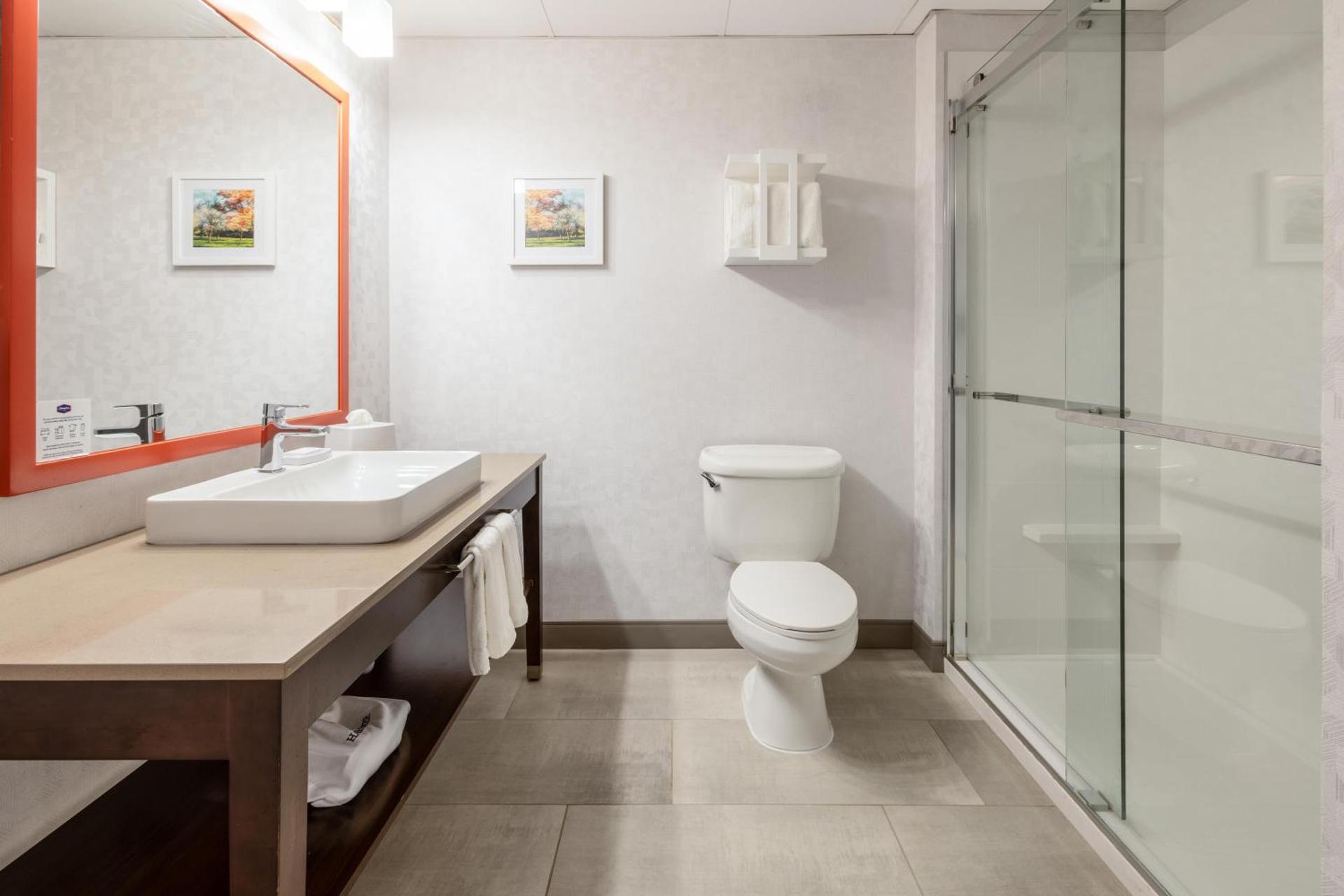 Hampton Inn & Suites By Hilton- Newark Airport Elizabeth - Photo 11