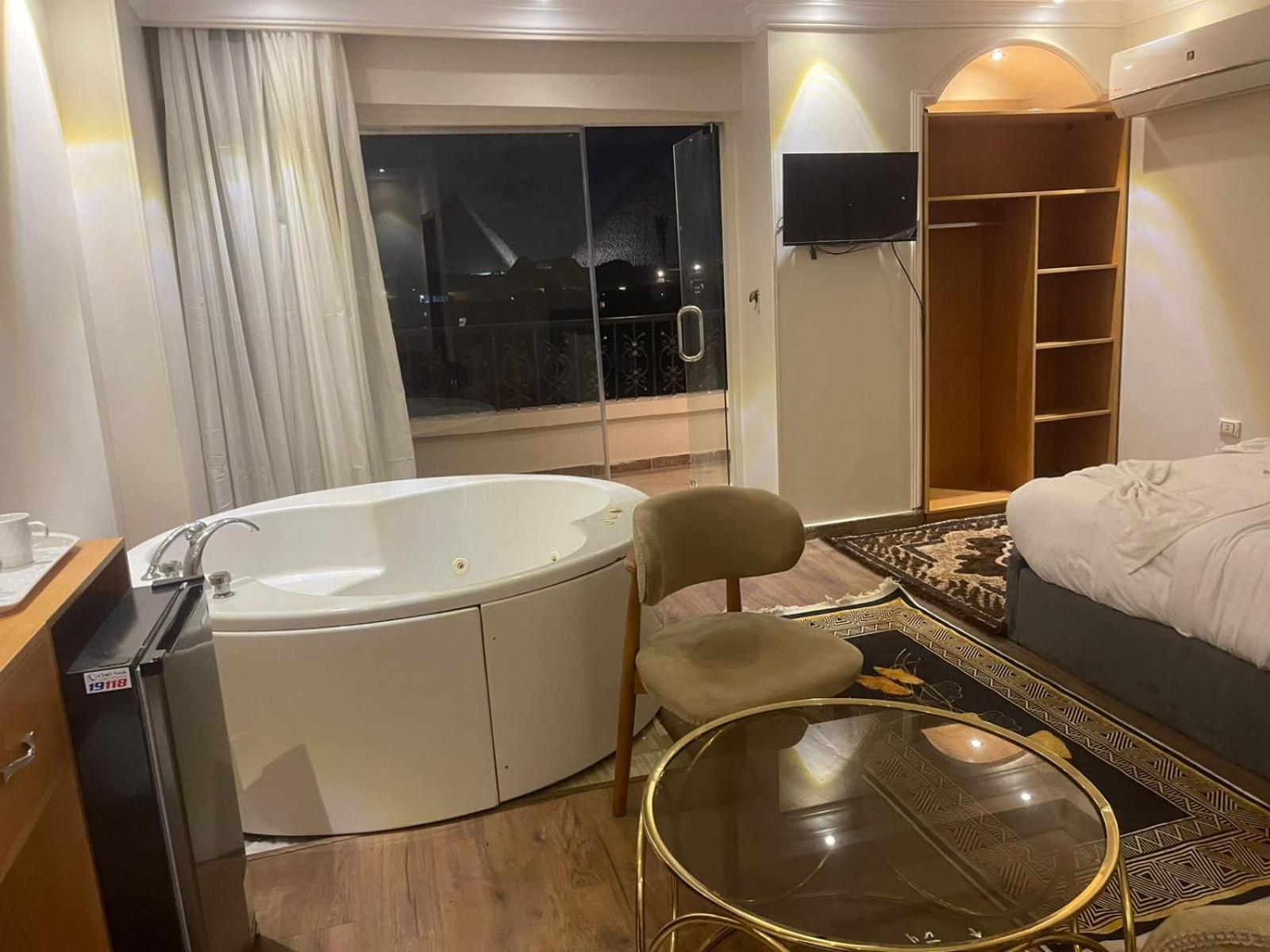 Three pyramids view & jacuzzi - Photo 52