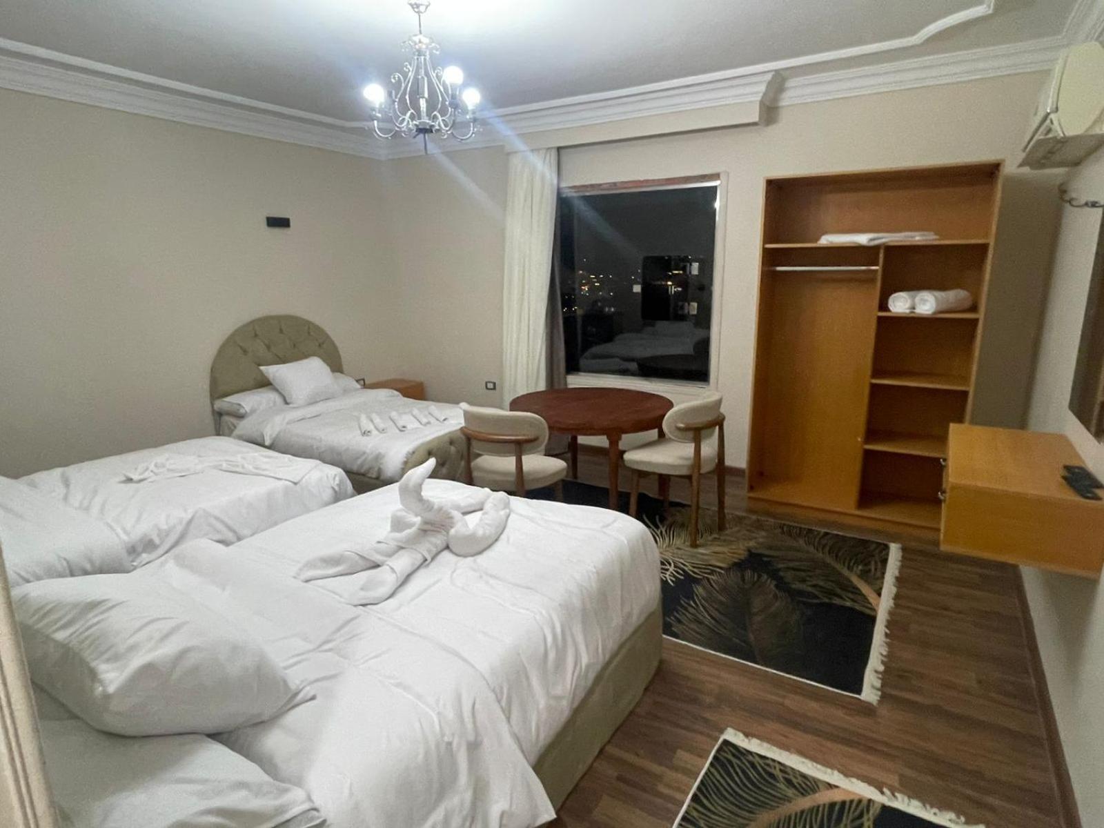 Three pyramids view & jacuzzi - Photo 20