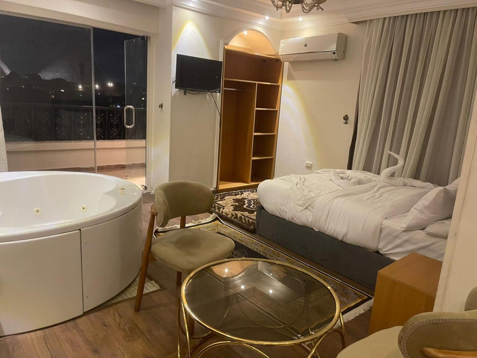 Three pyramids view & jacuzzi - Photo 55