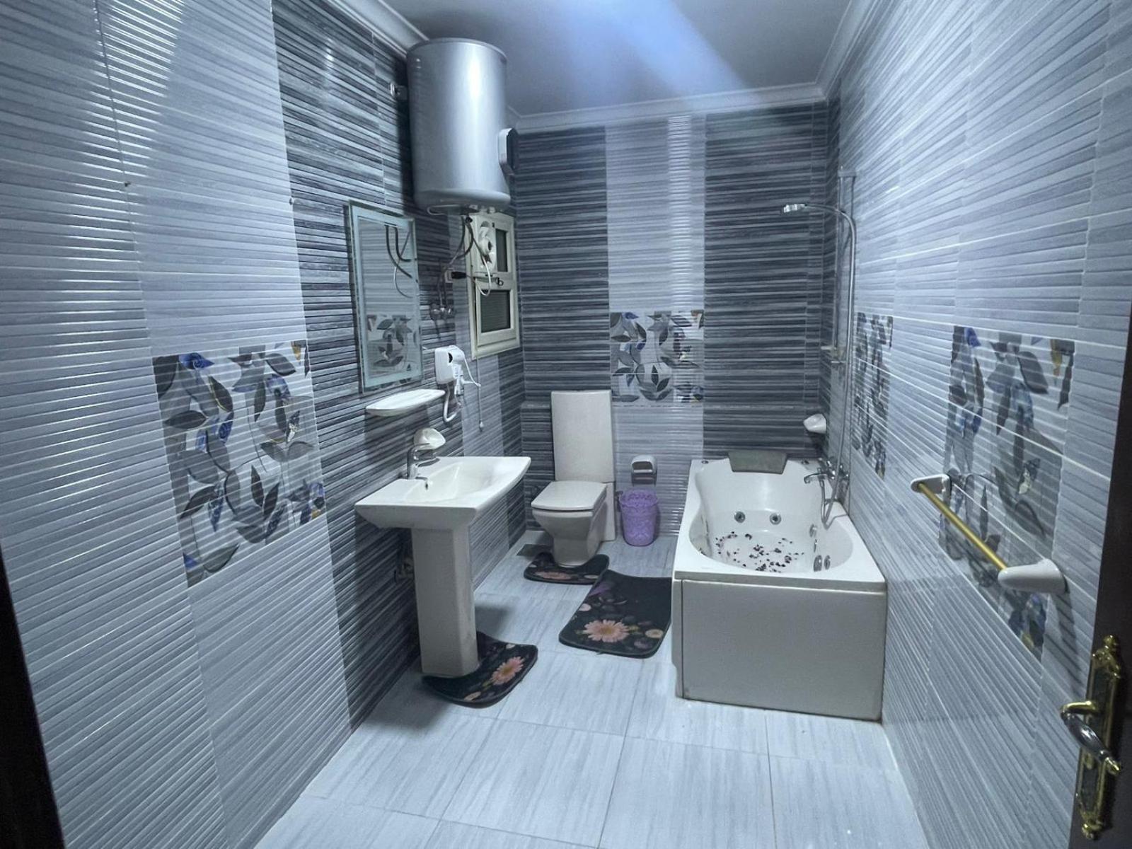 Three pyramids view & jacuzzi - Photo 22