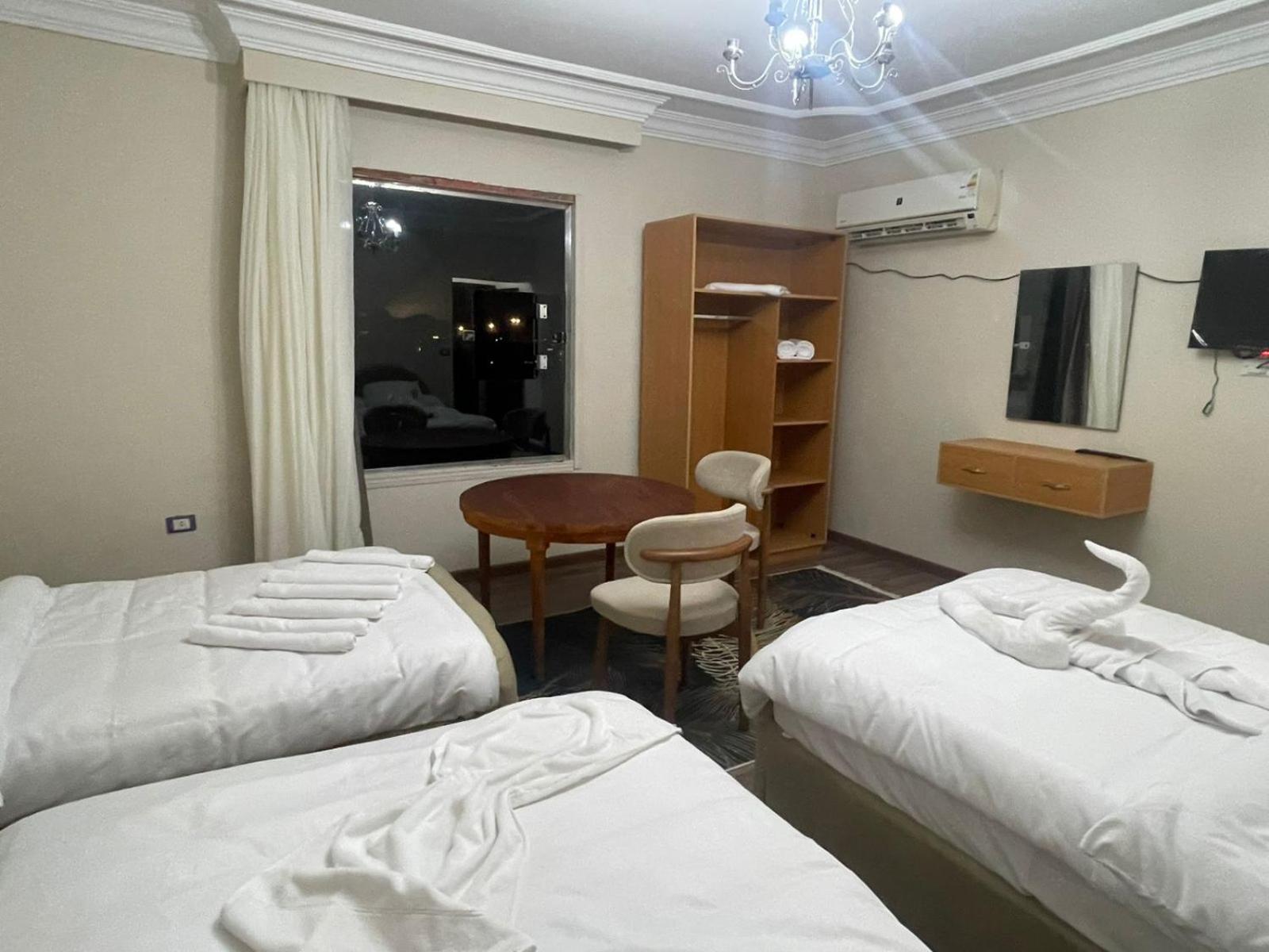 Three pyramids view & jacuzzi - Photo 29