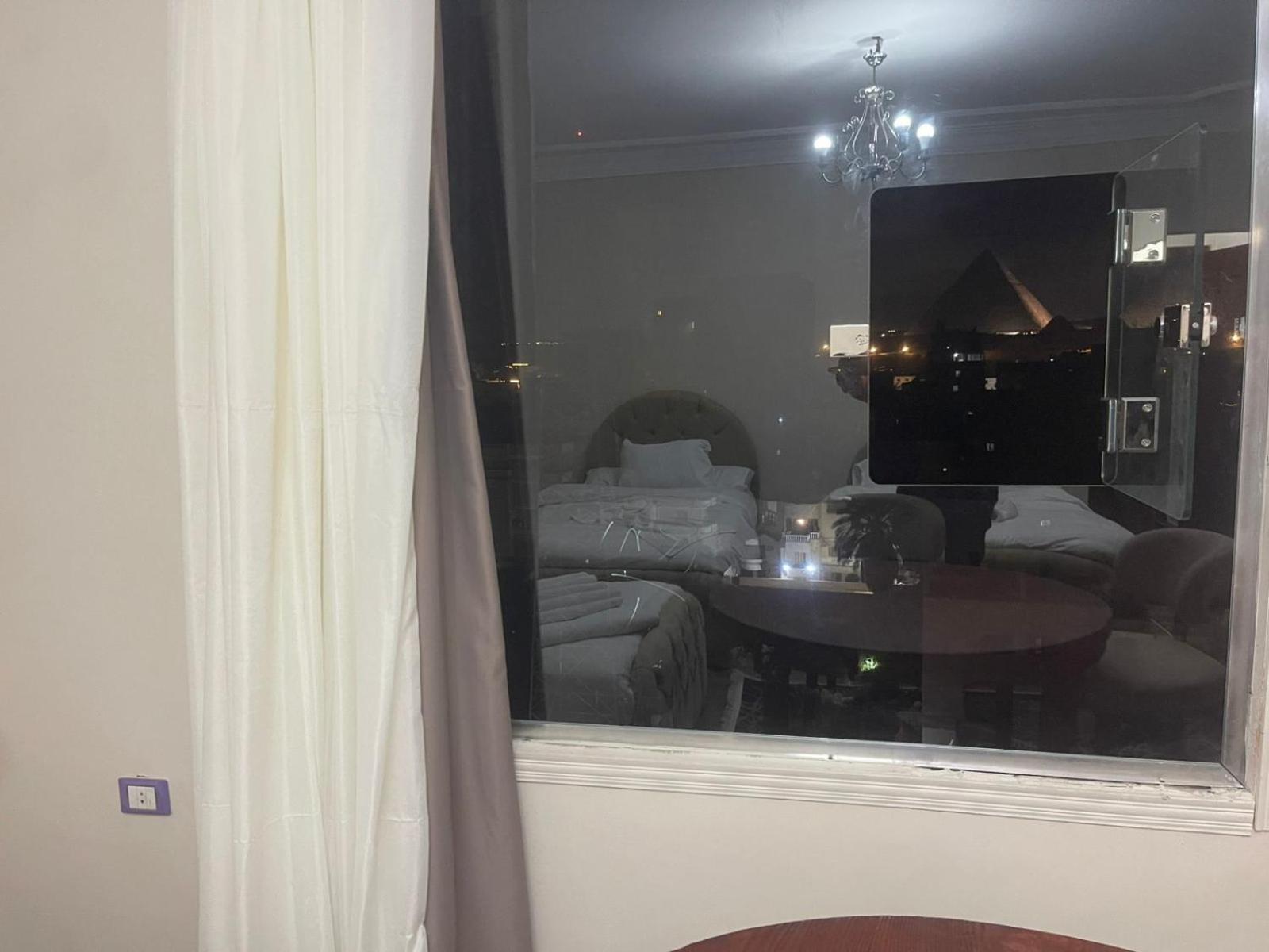 Three pyramids view & jacuzzi - Photo 25