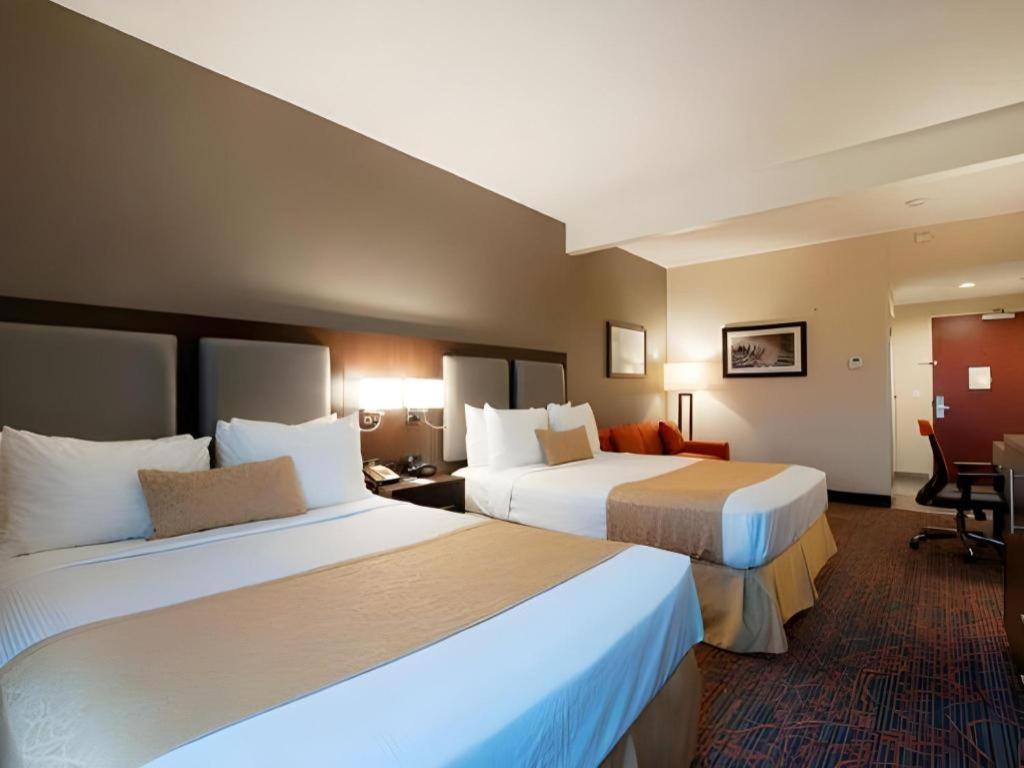 Best Western Plus Executive Inn - Photo 66