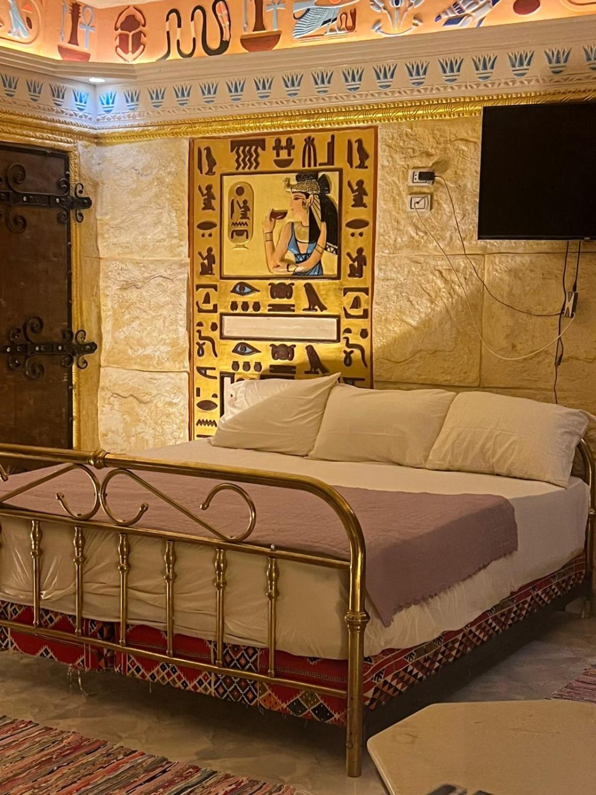 Pyramids Mystery Inn