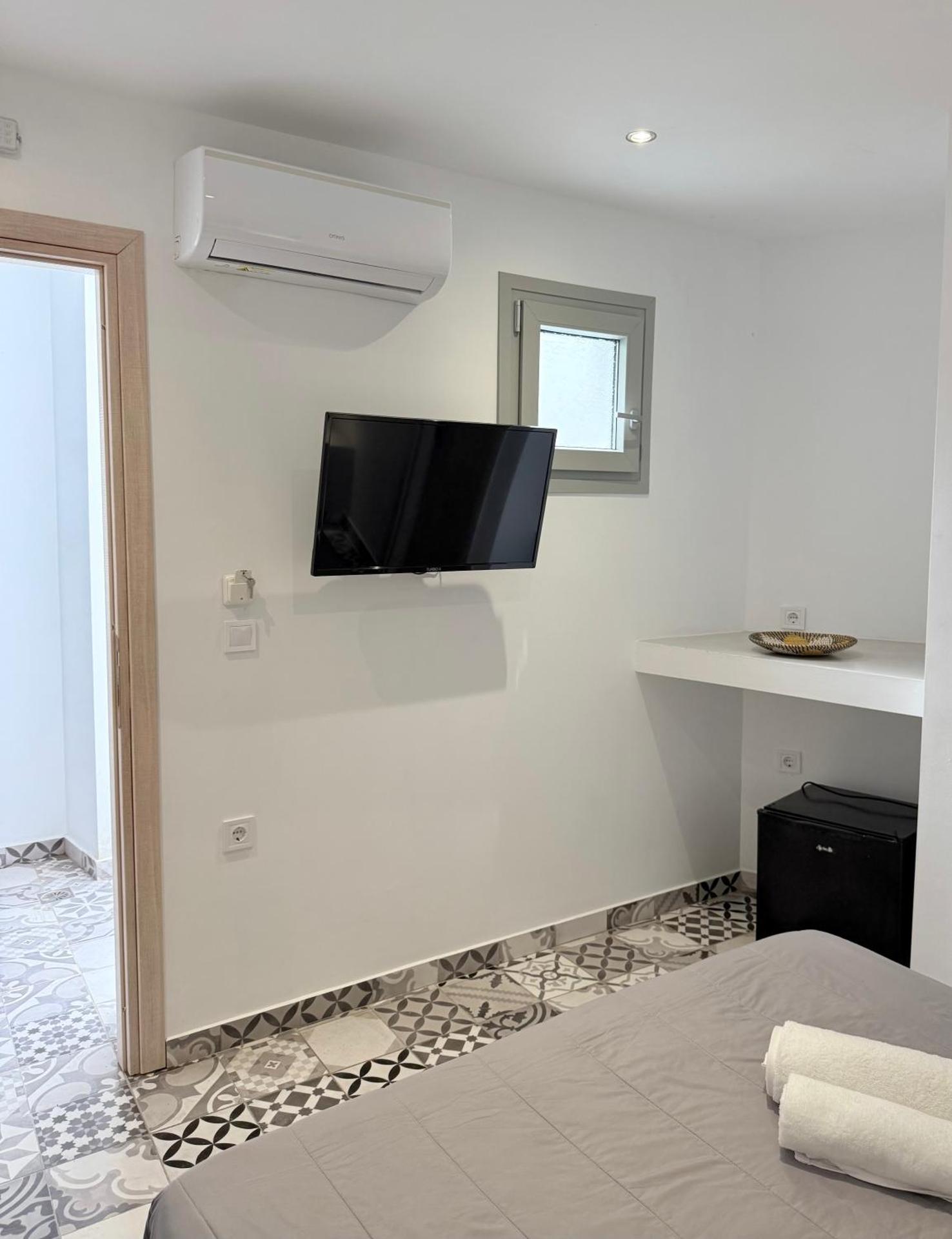 Fira Basement Studios - Photo 26