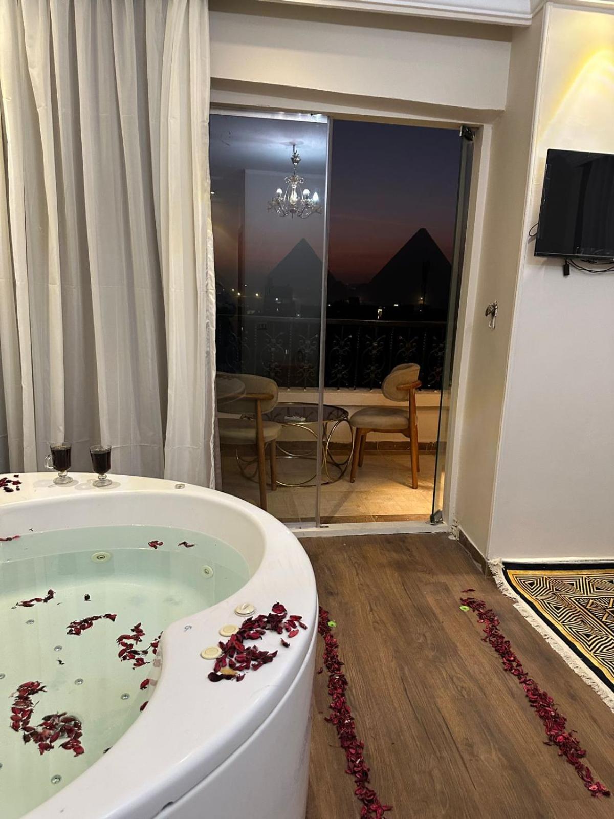 Three pyramids view & jacuzzi - Photo 45