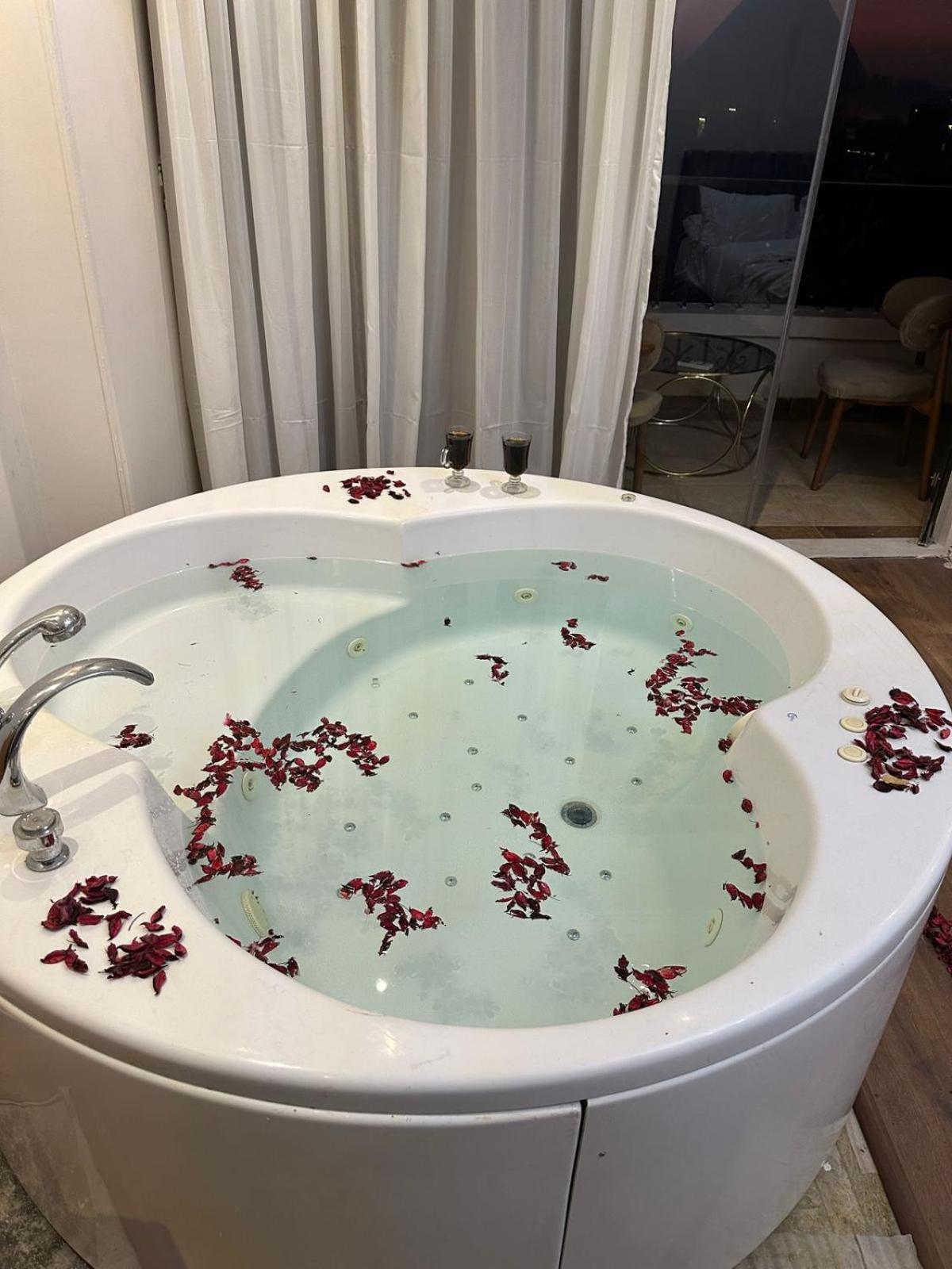 Three pyramids view & jacuzzi - Photo 48