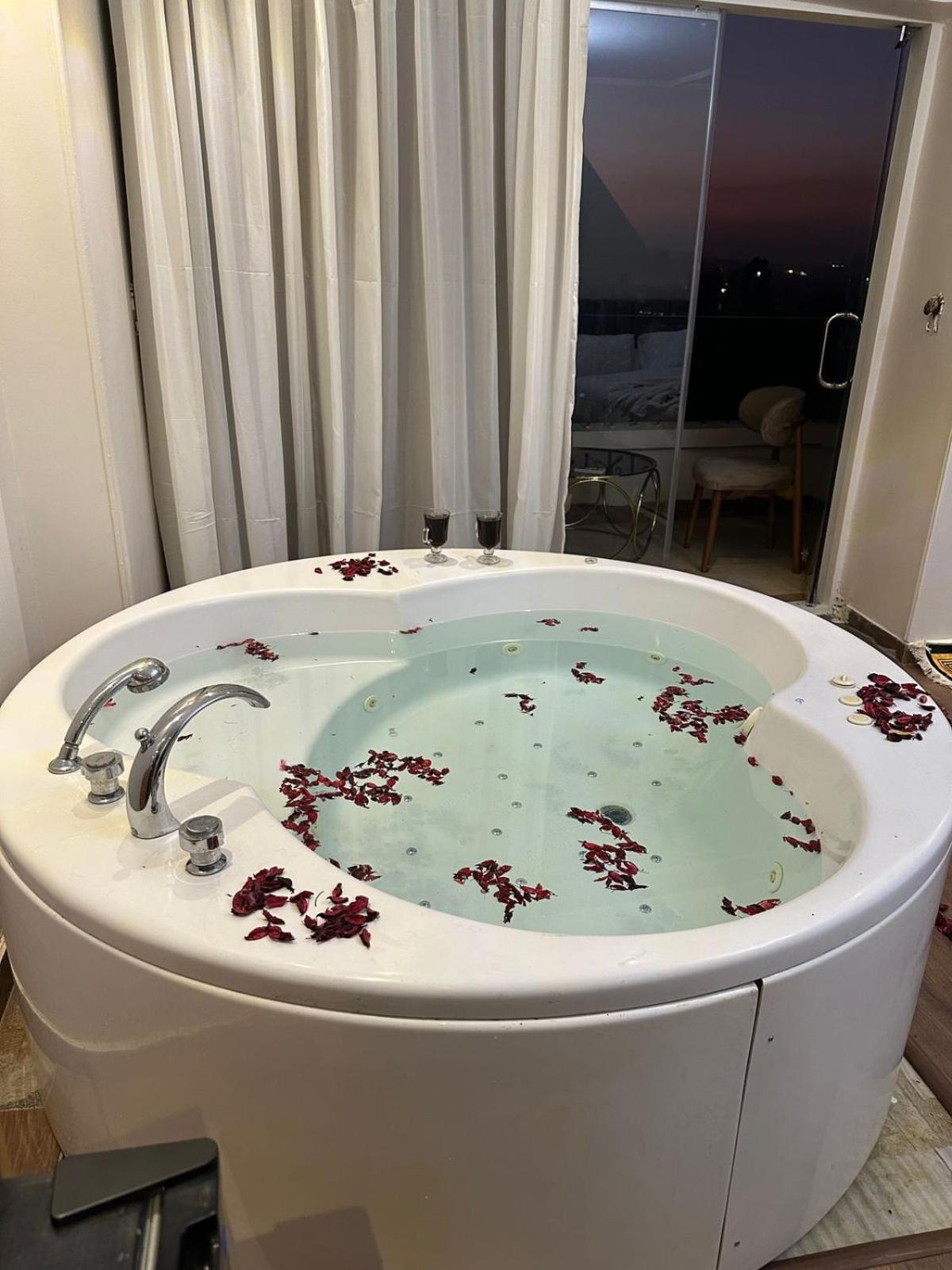 Three pyramids view & jacuzzi - Photo 51