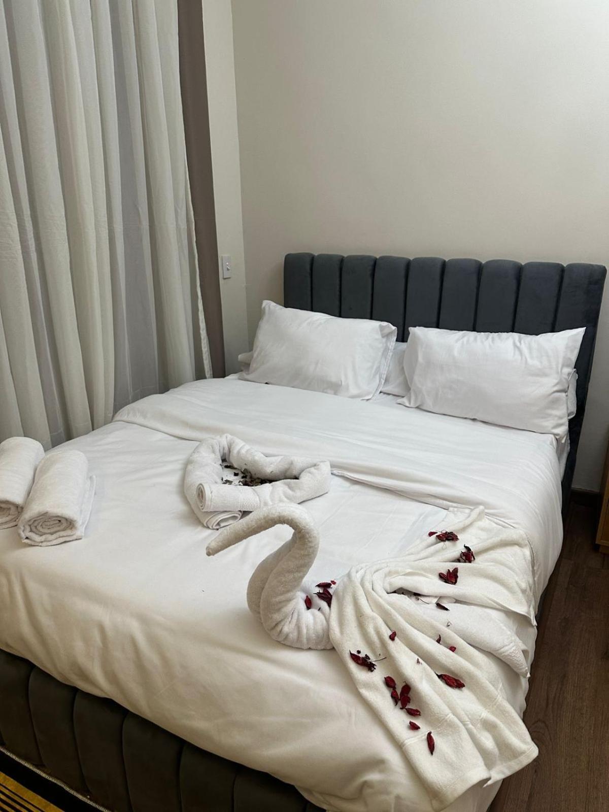 Three pyramids view & jacuzzi - Photo 53