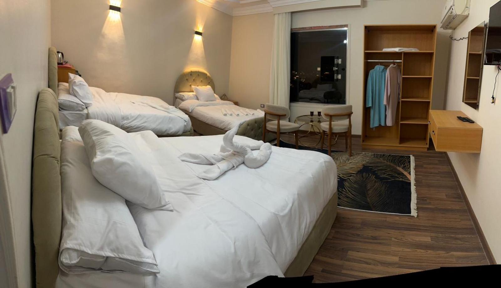 Three pyramids view & jacuzzi - Photo 58