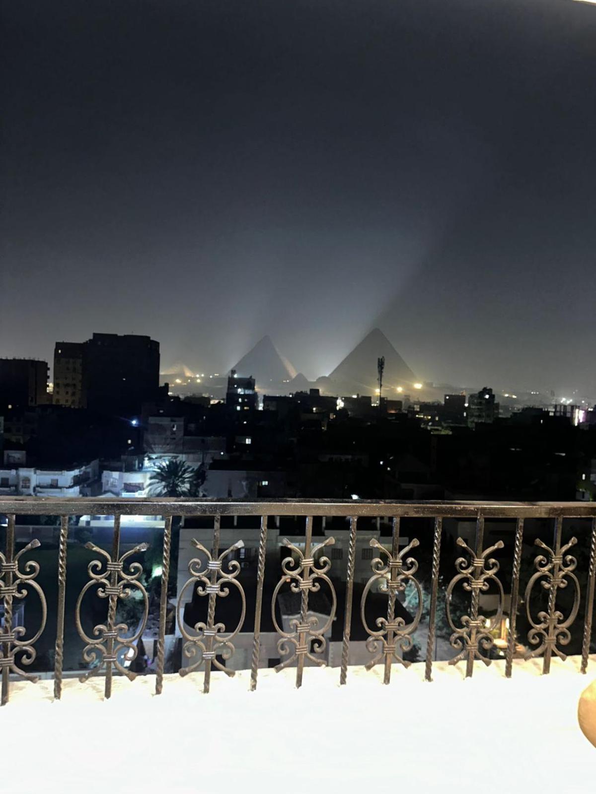 Three pyramids view & jacuzzi - Photo 21