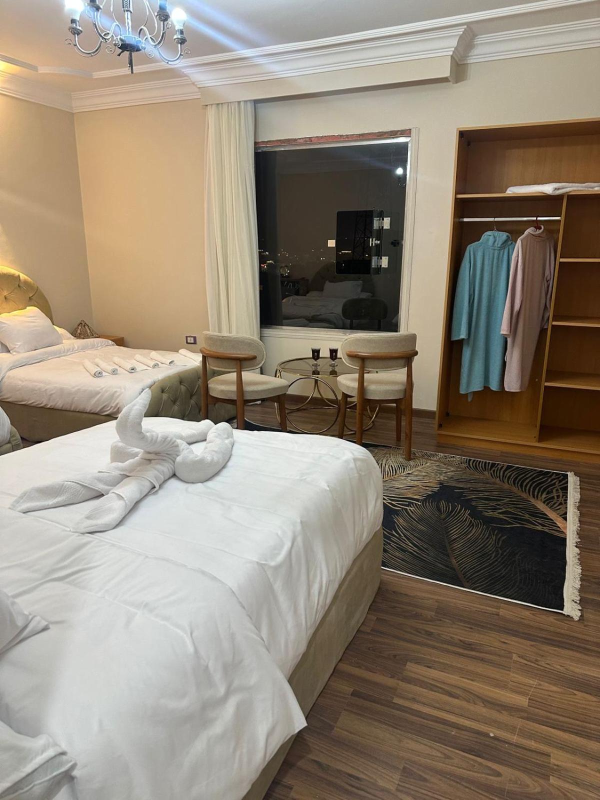 Three pyramids view & jacuzzi - Photo 17