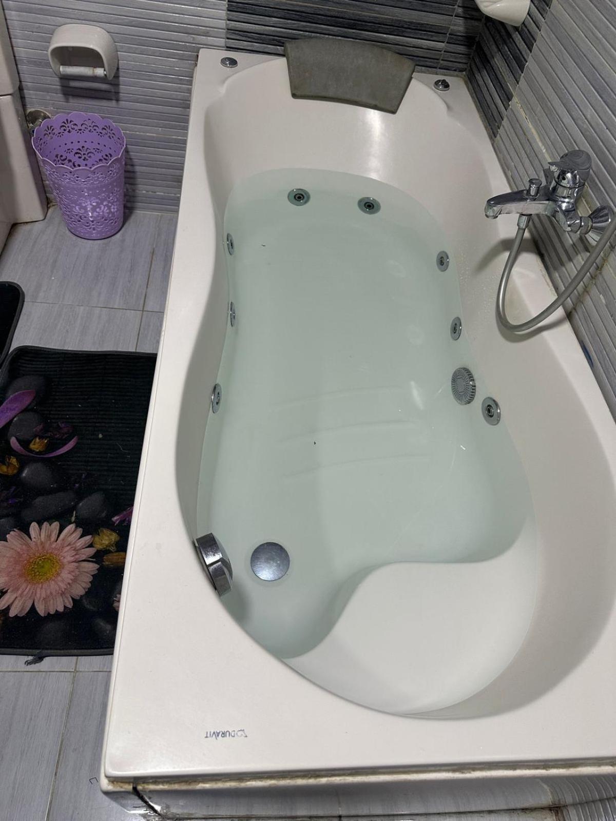 Three pyramids view & jacuzzi - Photo 26