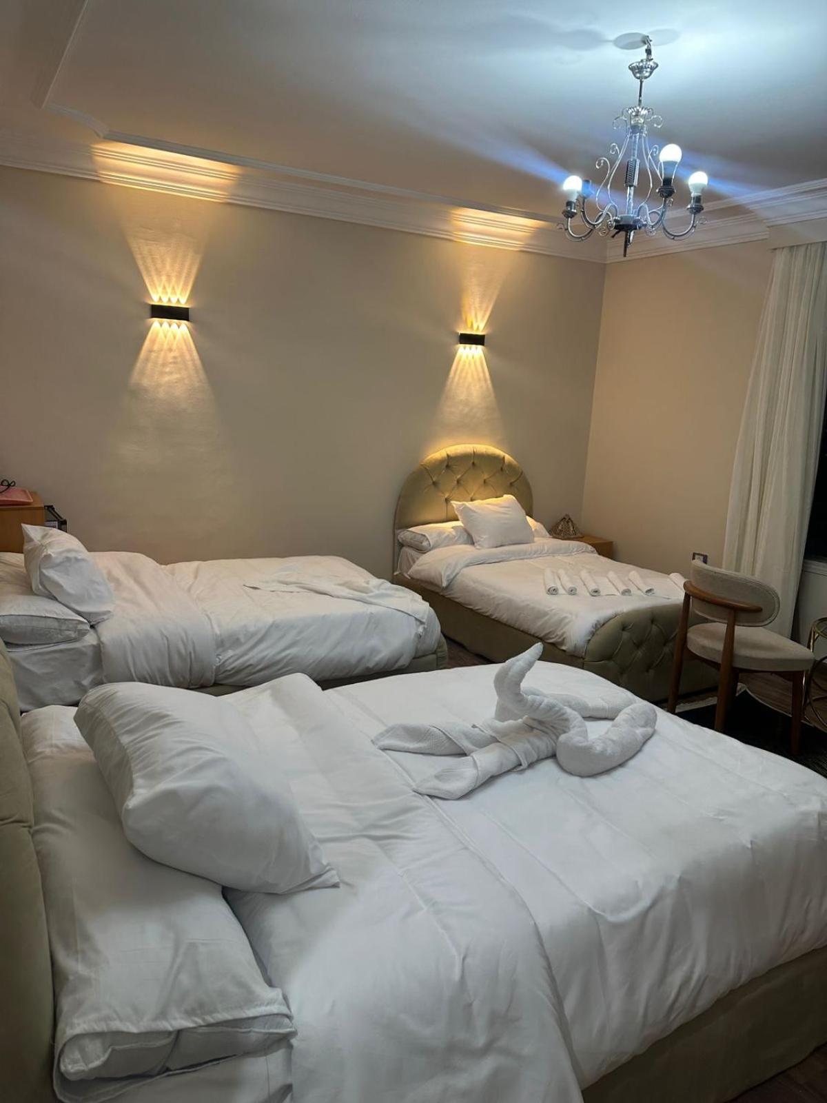 Three pyramids view & jacuzzi - Photo 24