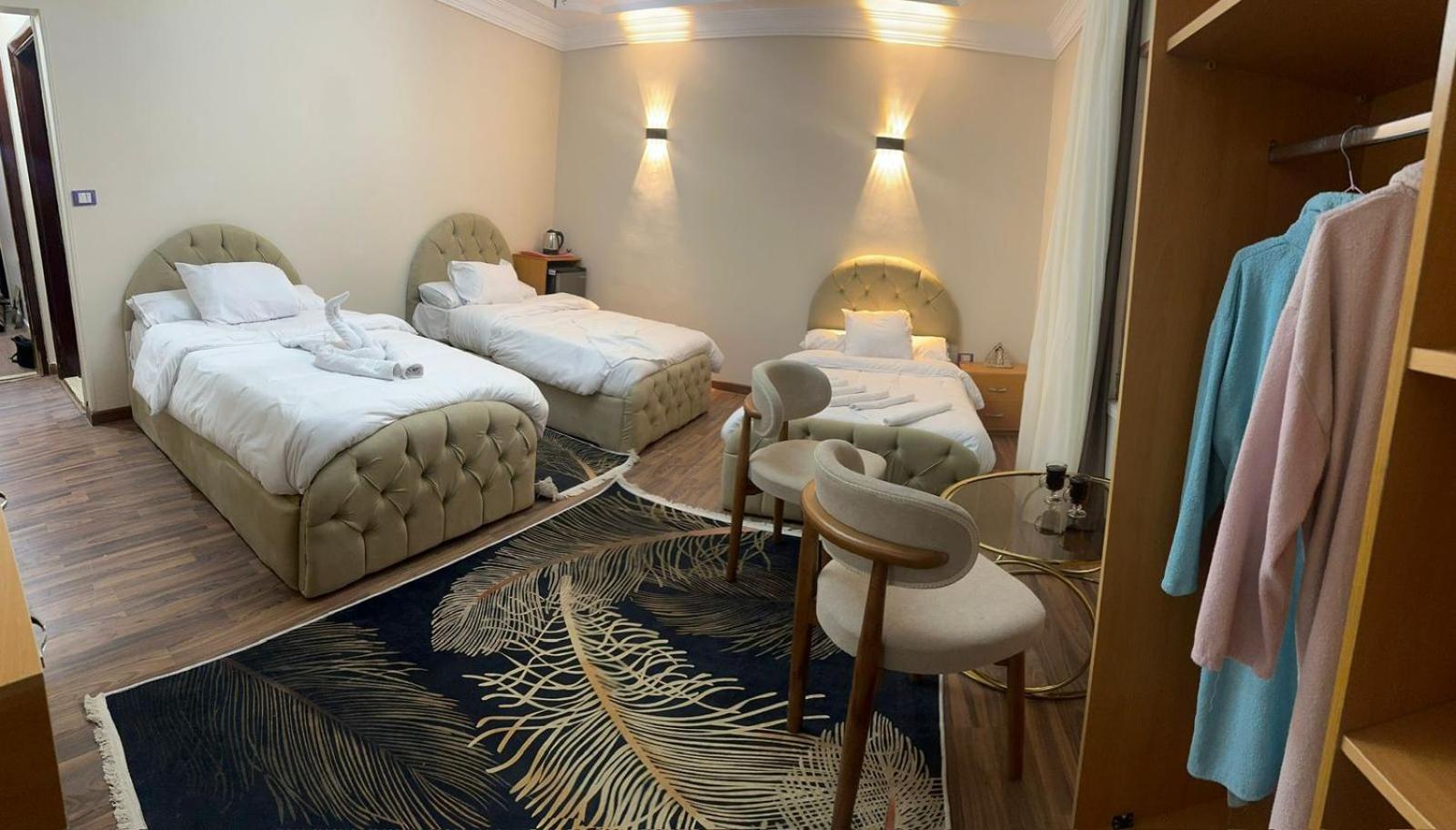 Three pyramids view & jacuzzi - Photo 30