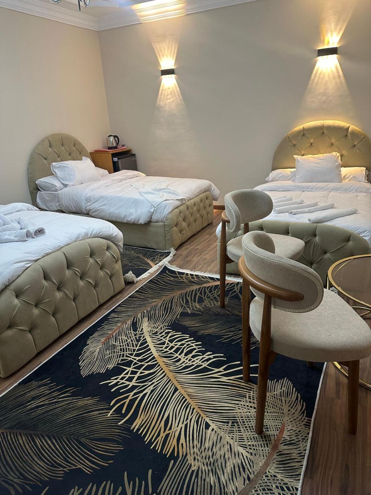 Three pyramids view & jacuzzi - Photo 23