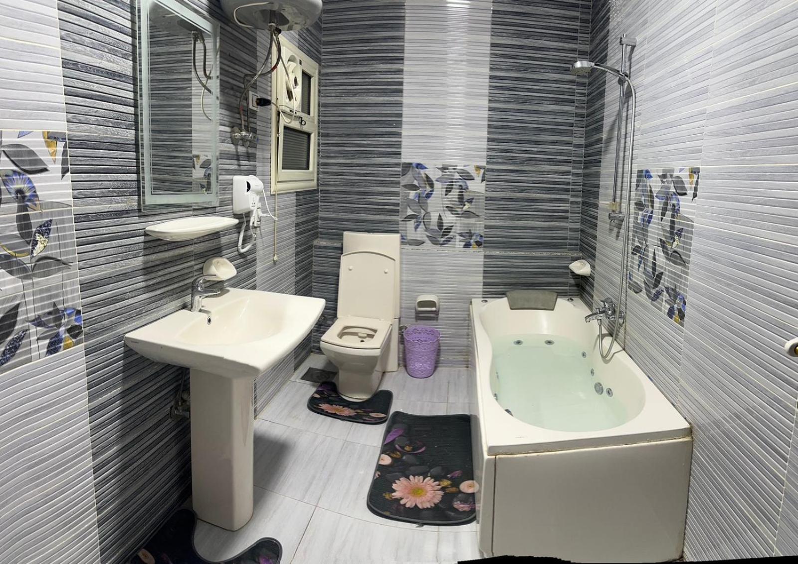 Three pyramids view & jacuzzi - Photo 32