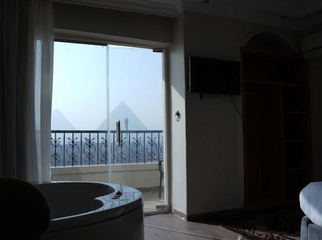 Three pyramids view & jacuzzi - Photo 66