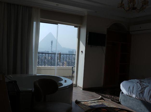 Three pyramids view & jacuzzi - Photo 67