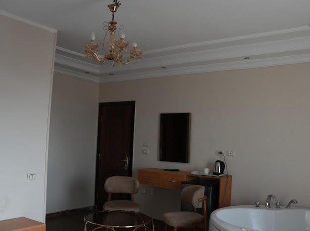 Three pyramids view & jacuzzi - Photo 69