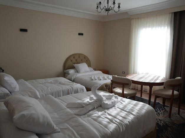 Three pyramids view & jacuzzi - Photo 9