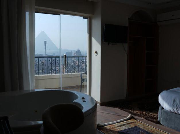 Three pyramids view & jacuzzi - Photo 70