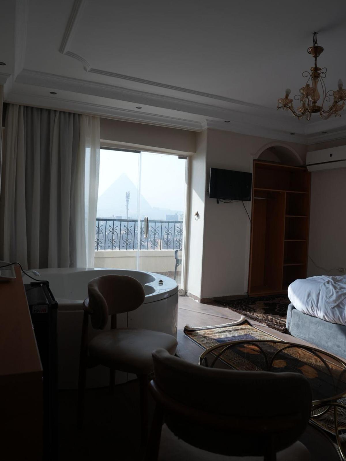 Three pyramids view & jacuzzi - Photo 73