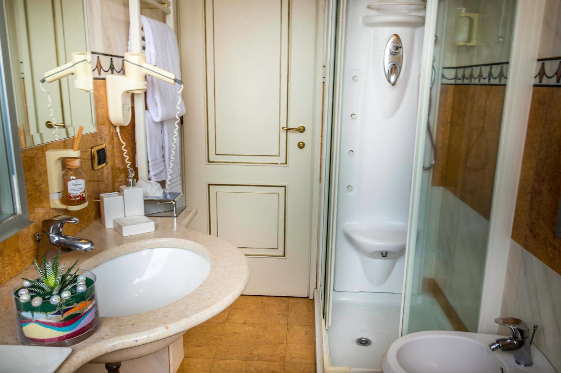 LVG Hotel Collection - La Bussola - Photo 35