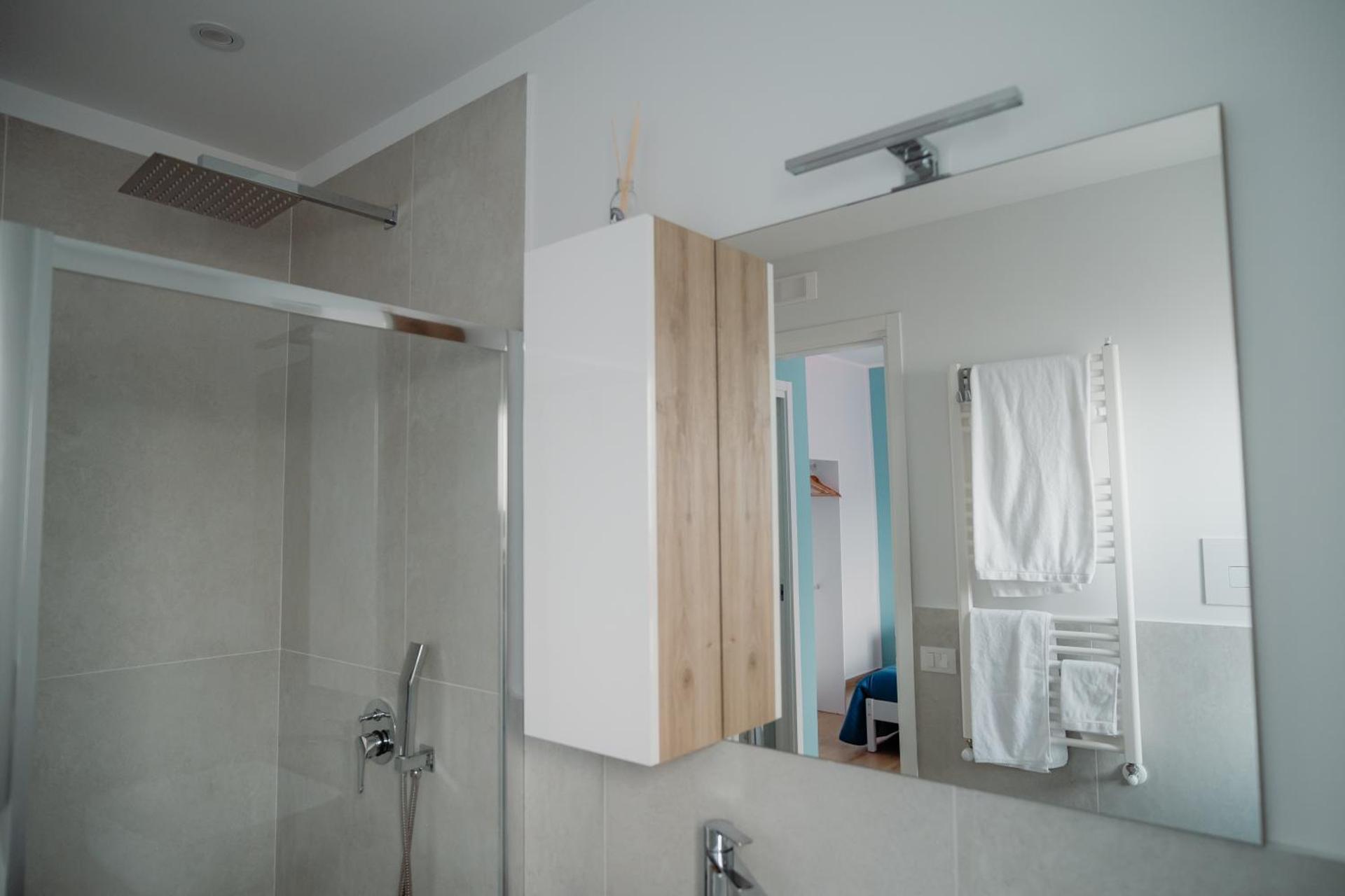 Sarina's apartment - Photo 9