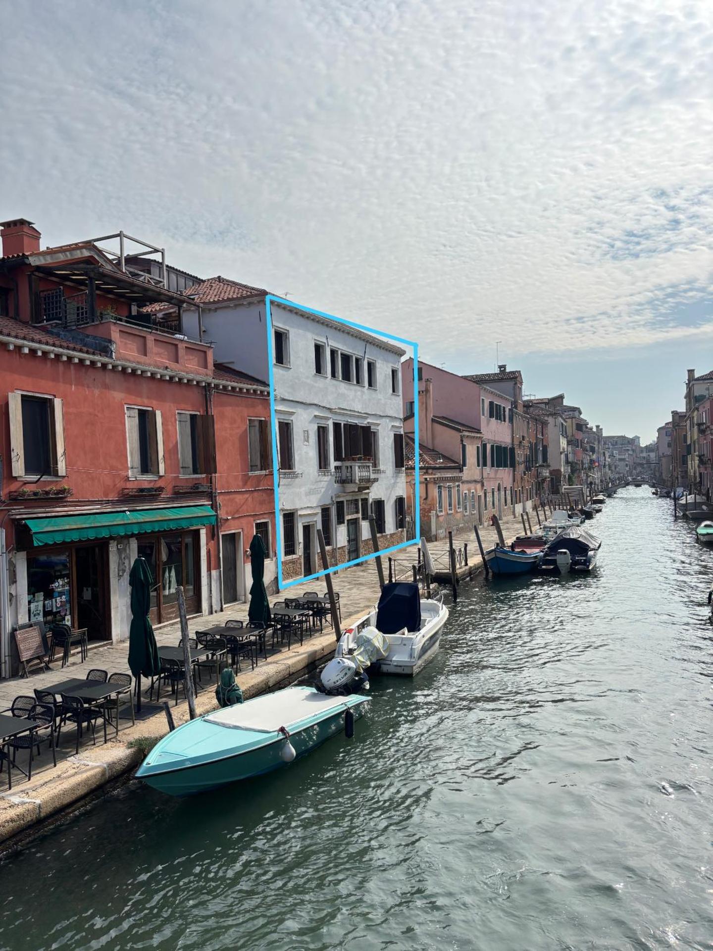 The Lotus Flower Stylish Renovated Apt in Venice - Photo 3