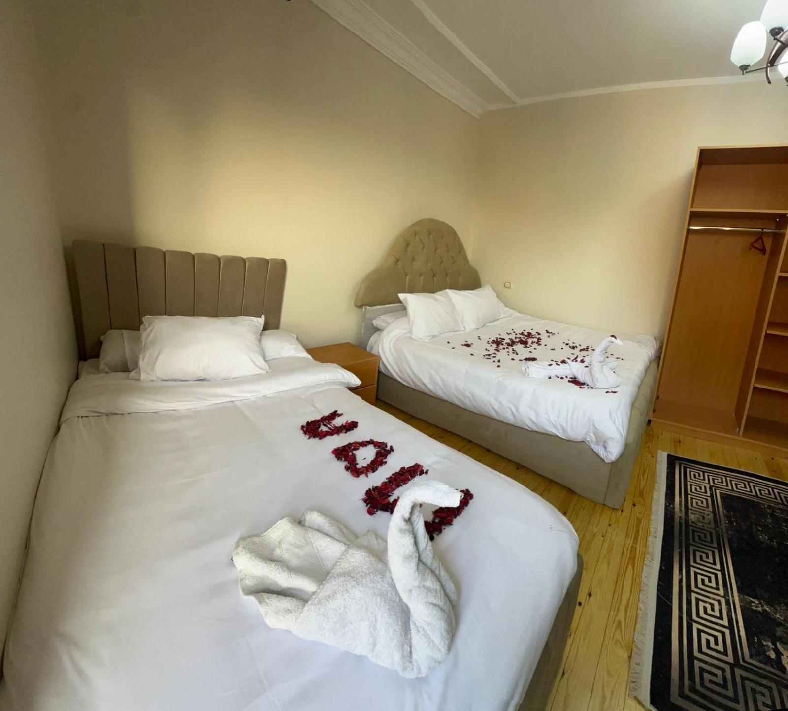 Three pyramids view & jacuzzi - Photo 82