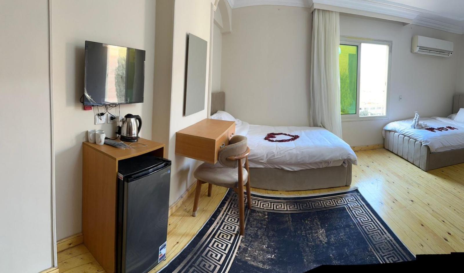 Three pyramids view & jacuzzi - Photo 81