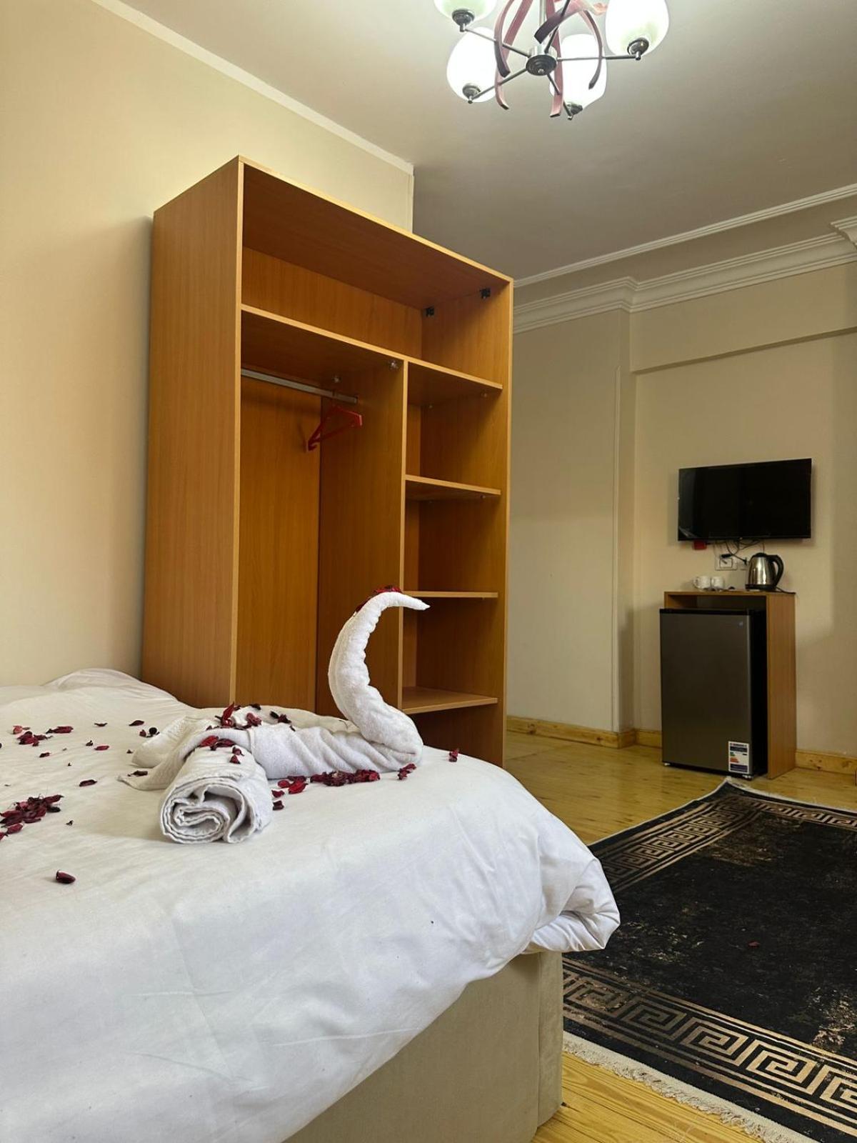 Three pyramids view & jacuzzi - Photo 79