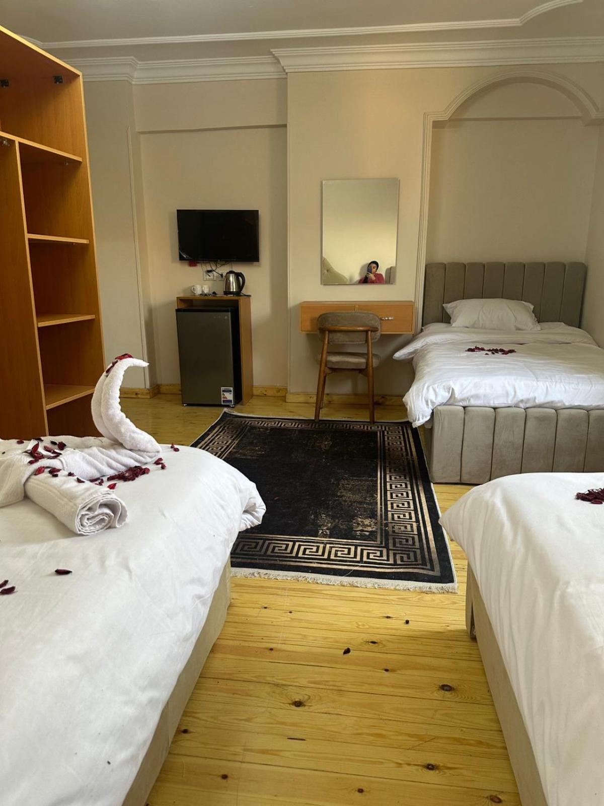 Three pyramids view & jacuzzi - Photo 76