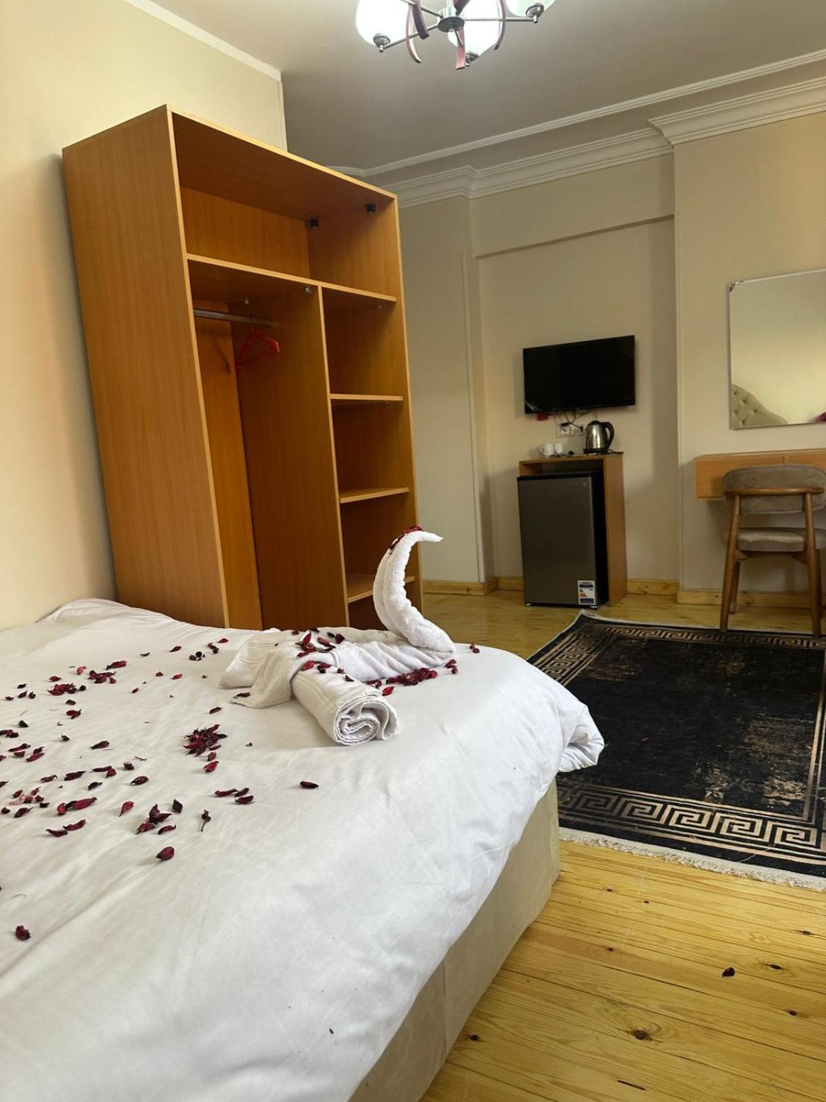 Three pyramids view & jacuzzi - Photo 99