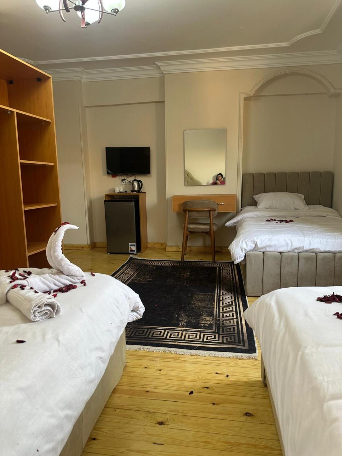 Three pyramids view & jacuzzi - Photo 97