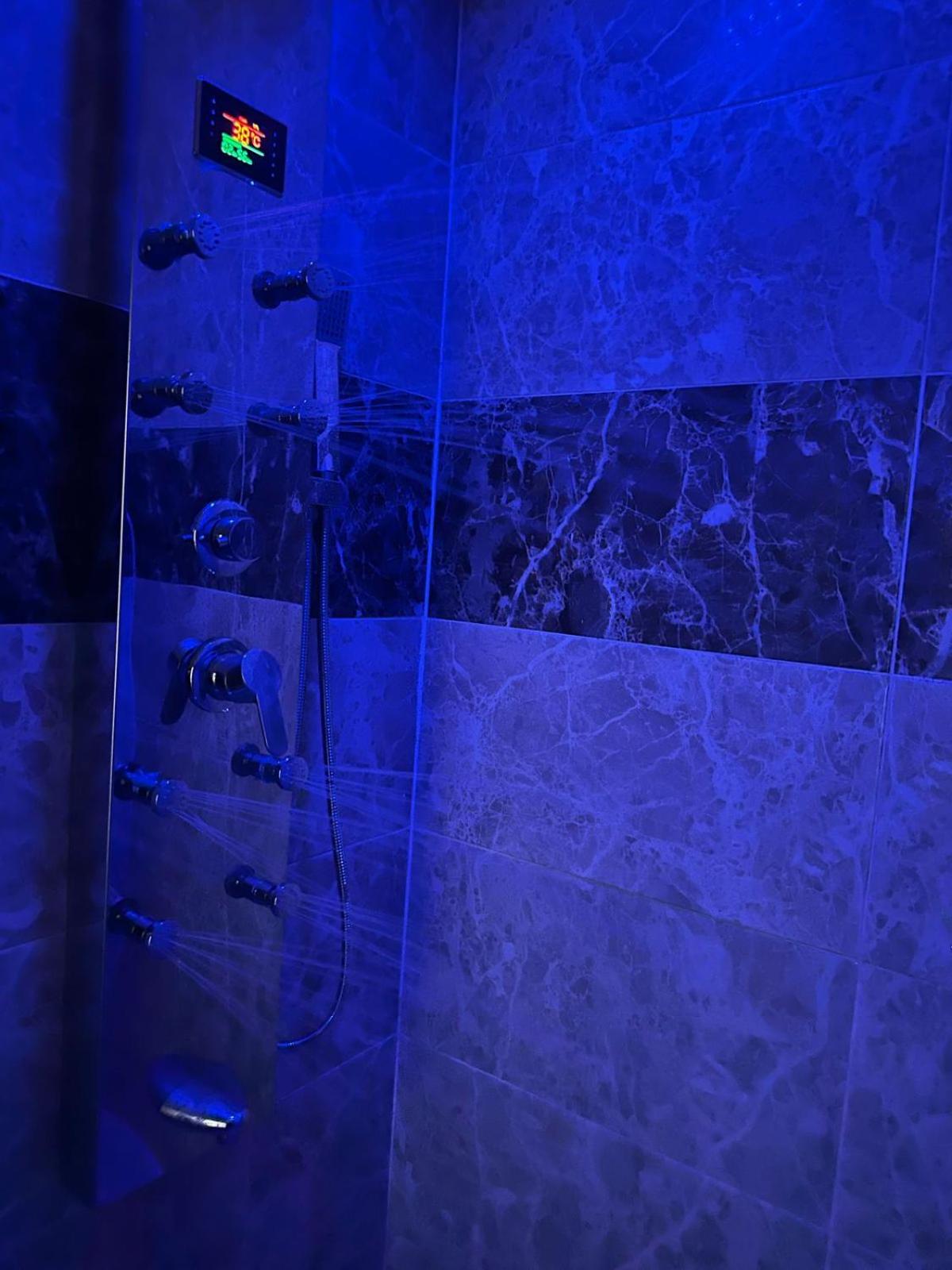 Three pyramids view & jacuzzi - Photo 110