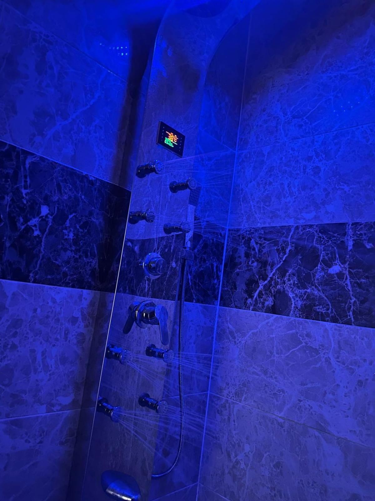 Three pyramids view & jacuzzi - Photo 111