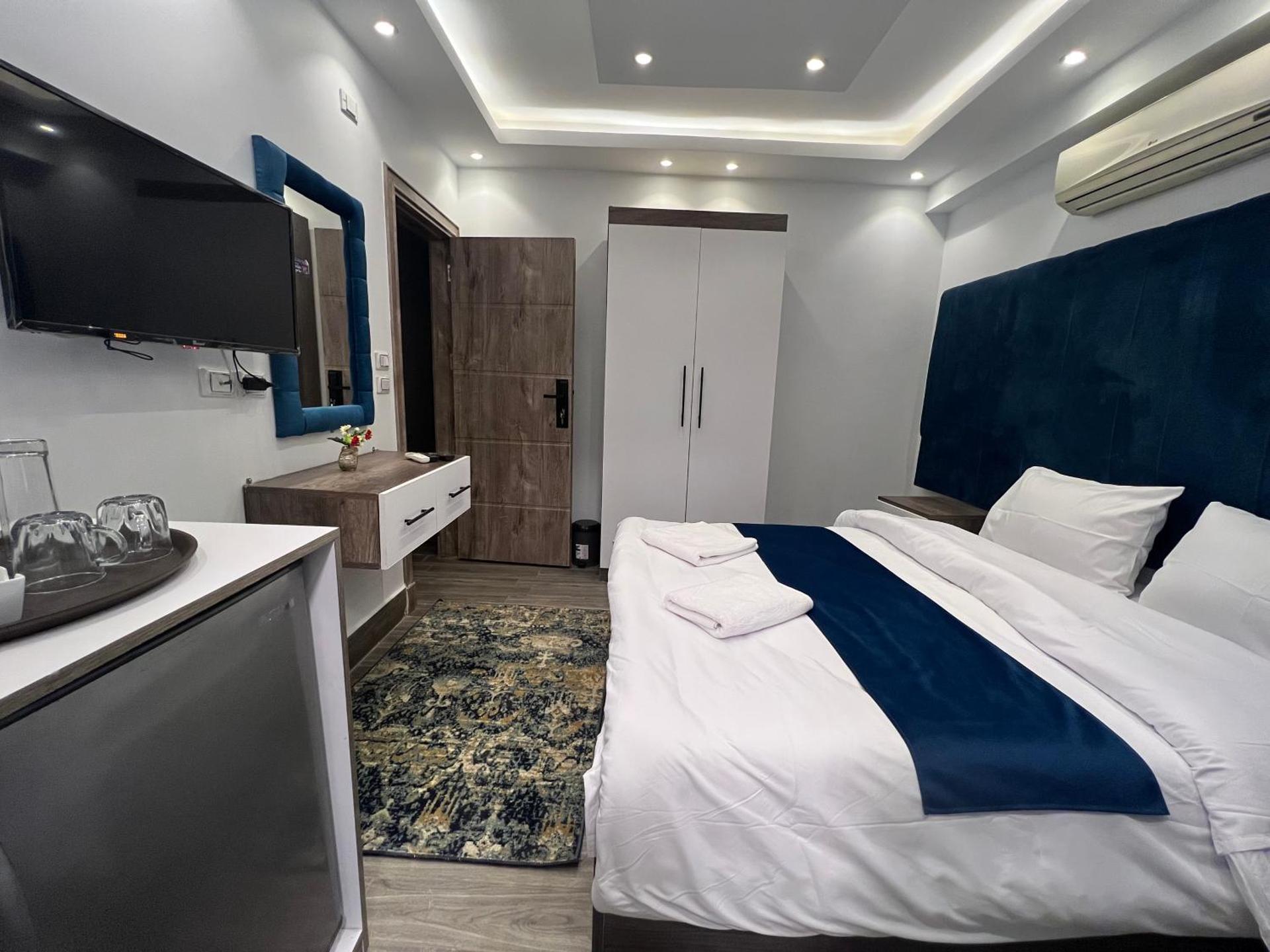 Gold pyramids view - Photo 17