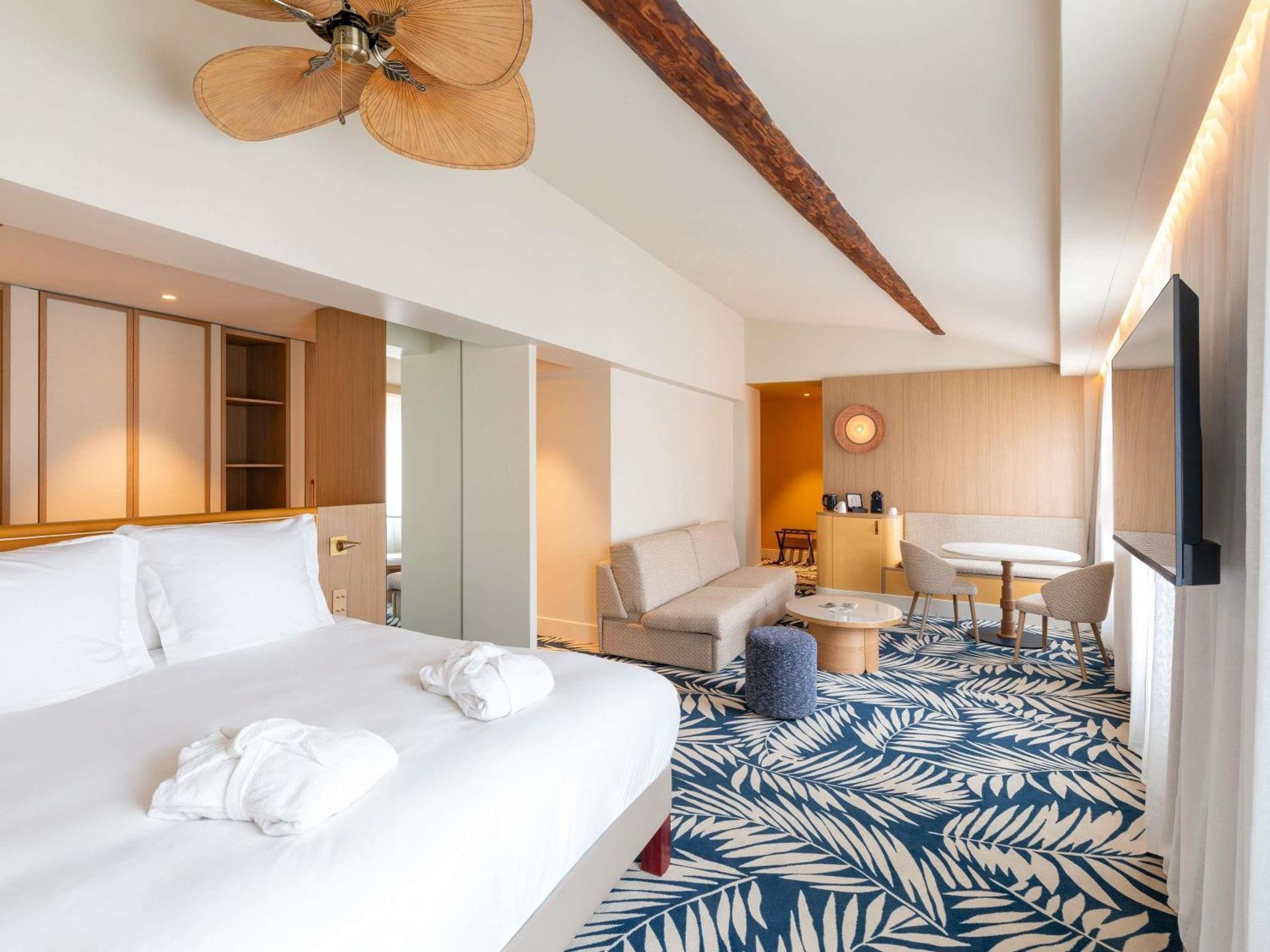 Junior Queen Suite and Sofa Bed and Street View