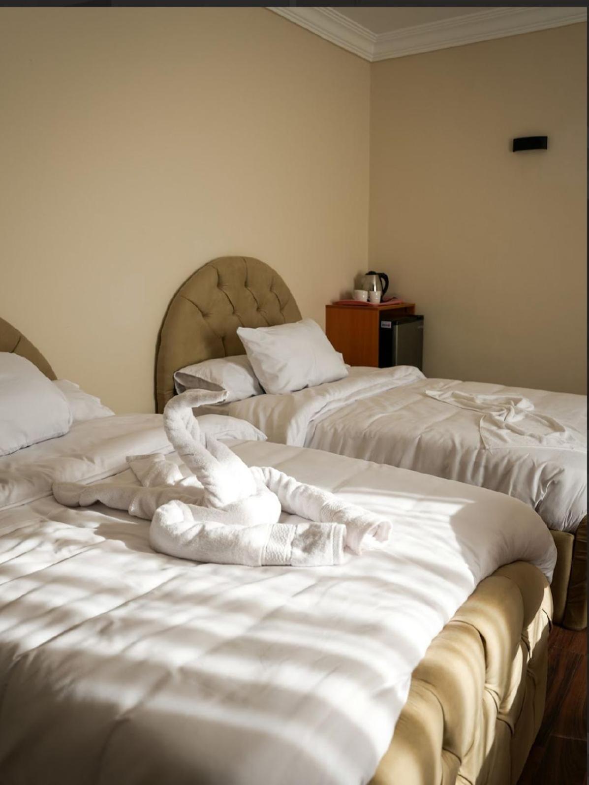 Three pyramids view & jacuzzi - Photo 5