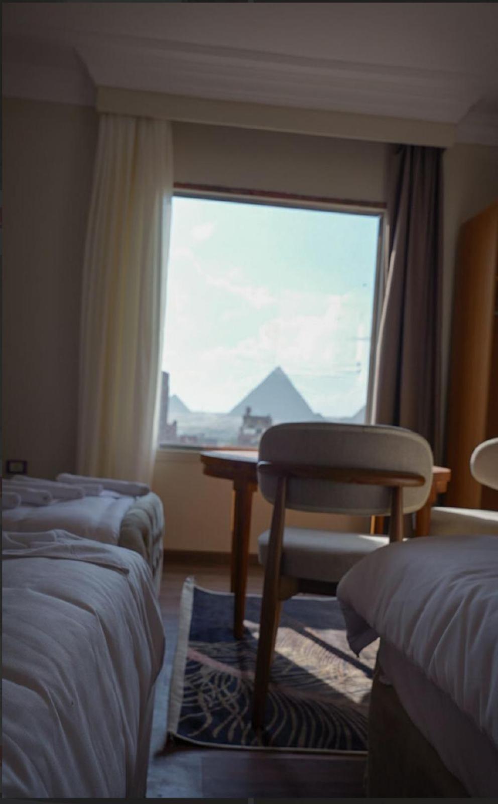 Three pyramids view & jacuzzi - Photo 43