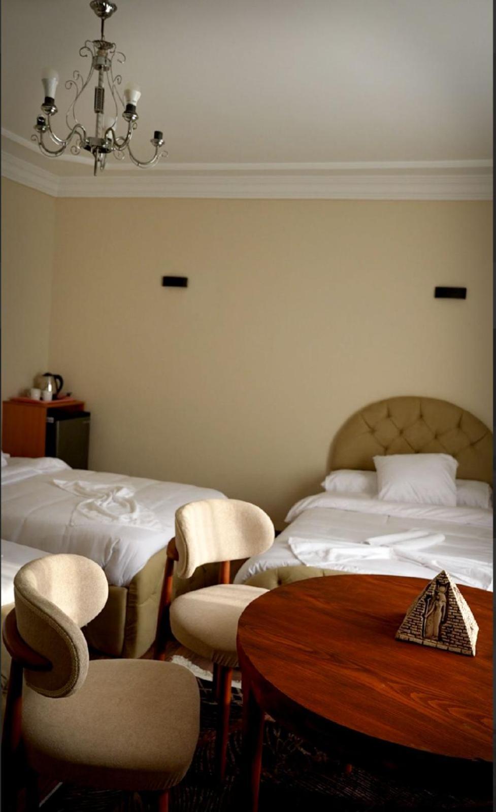 Three pyramids view & jacuzzi - Photo 6