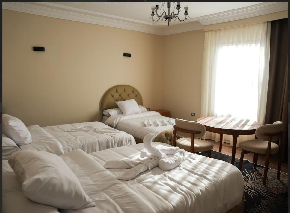 Three pyramids view & jacuzzi - Photo 13