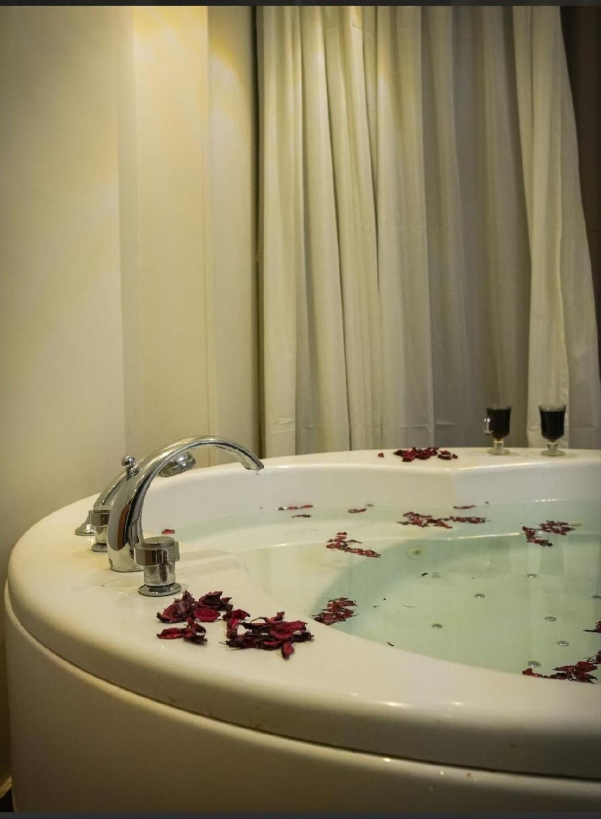 Three pyramids view & jacuzzi - Photo 39